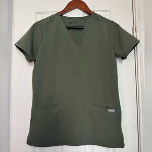 Figs Casma 3-pocket Scrub Top in Moss, size XXS